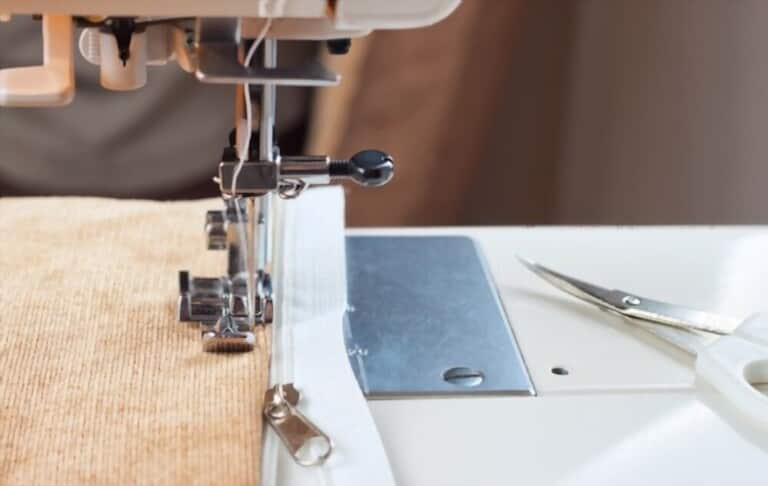 sewing white zipper on machine process